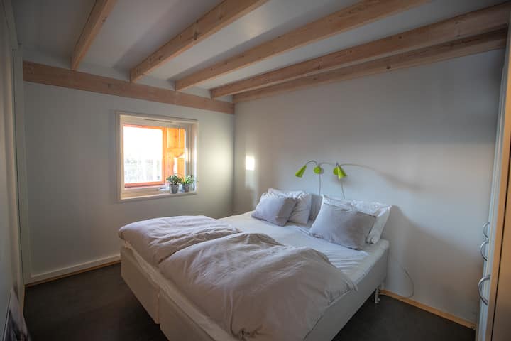 Спалната соба има поглед кон север