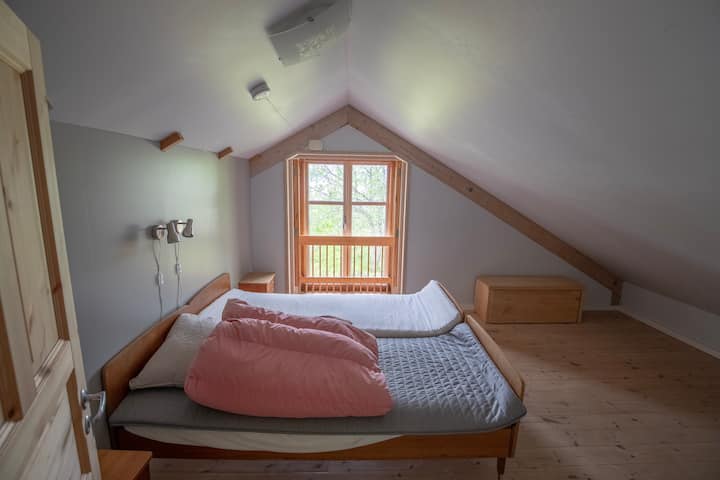 Отворете ги големите врати кон мала шума во природа и поголемиот фјорд. Ниту еден сосед не може да ве види!