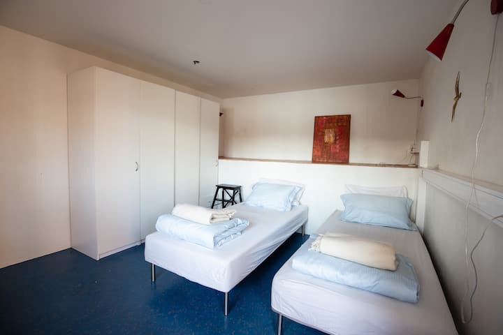 Голема спална соба со доволно простор во гардеробите