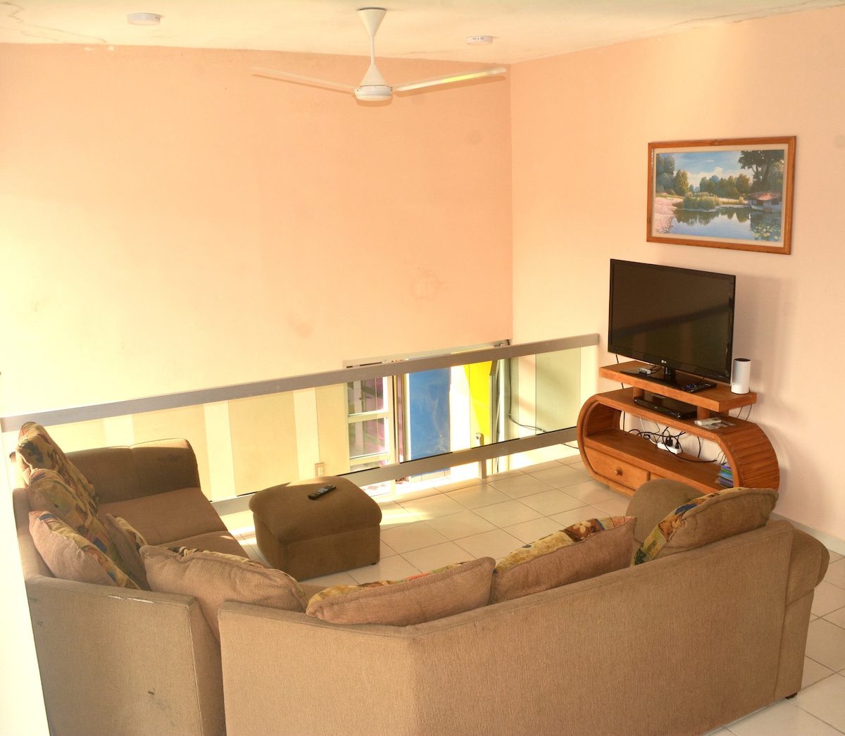 sala amplia, television con sistema roku