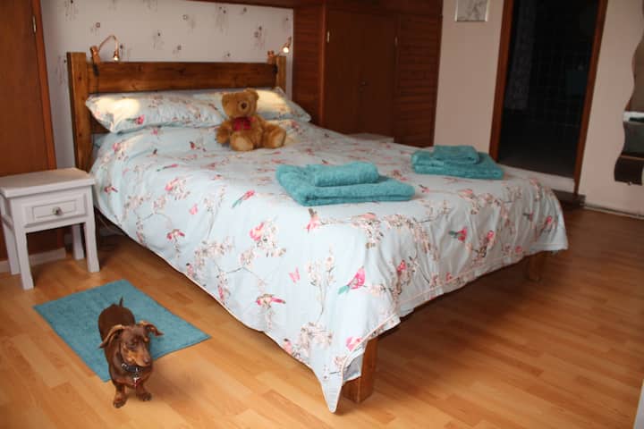 سرير بحجم كبير في غرفة النوم العلوية