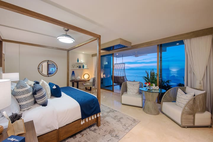 Schlafzimmer auf der Eingangsebene #2 - Azure Suite mit Himmelbett