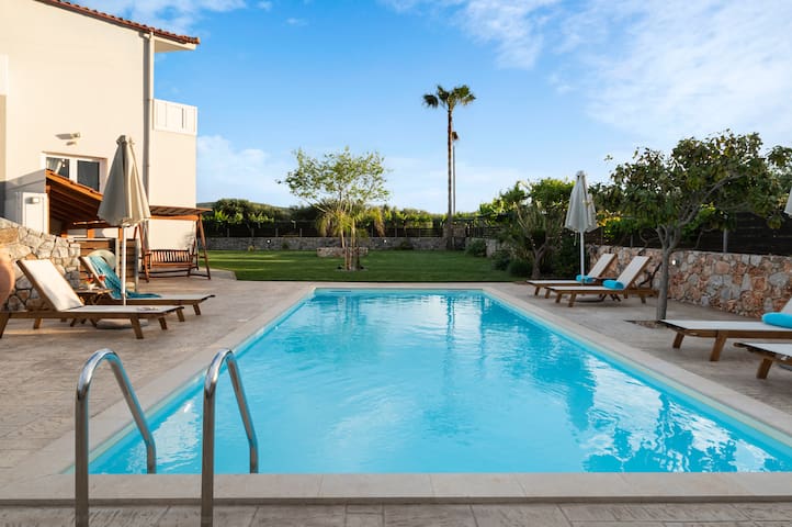 Luxurious villa + private pool. A memorable stay!