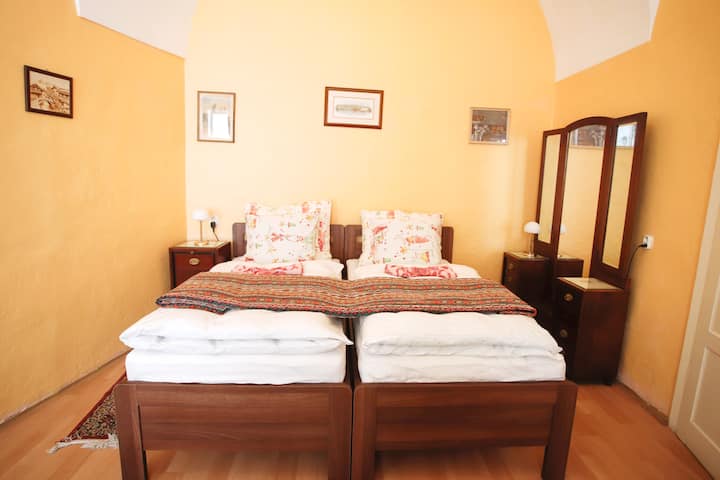 Първа спалня,  нови легла и матраци / година 2023 г.,  две единични легла