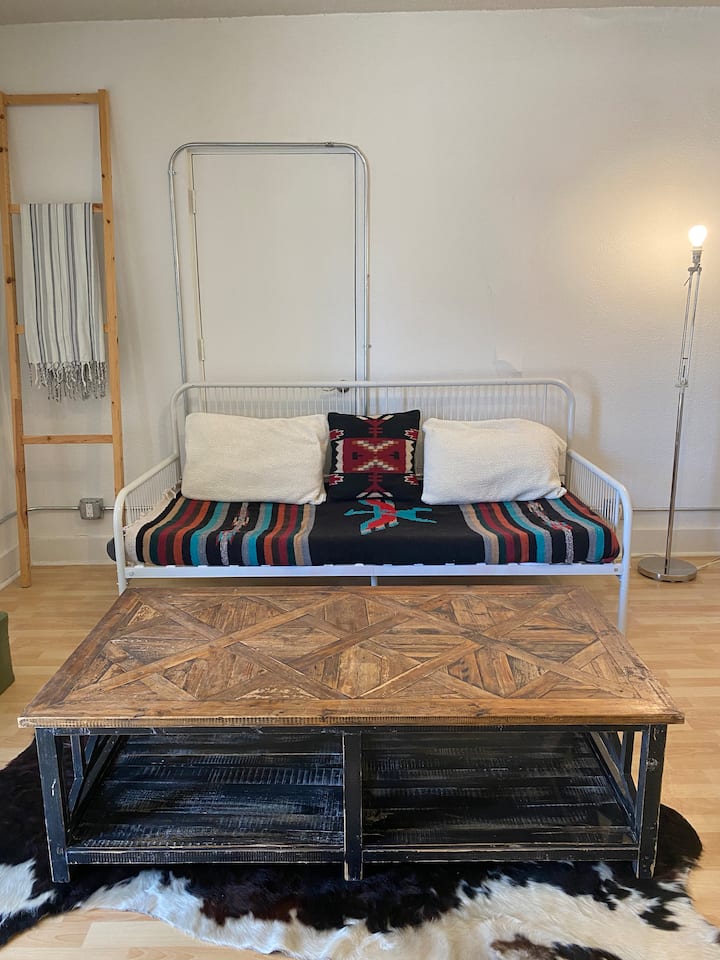 客厅配有沙发床。  空间3可与Space一起出租，可供5人入住和2个卫生间。