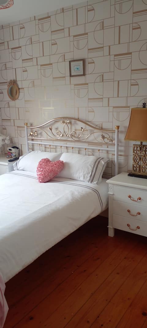 Avalon Kilkenny City Cosy Home with Parking