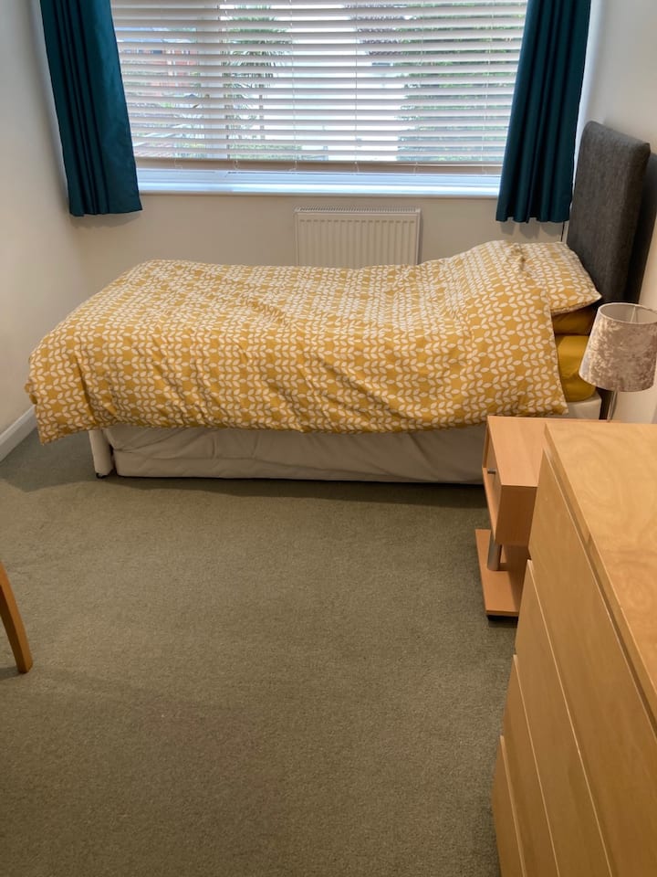 Spacious rm West Colchester +parking, nr eateries Houses for Rent in Stanway, England, United