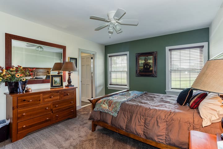 带浴室的一楼主卧