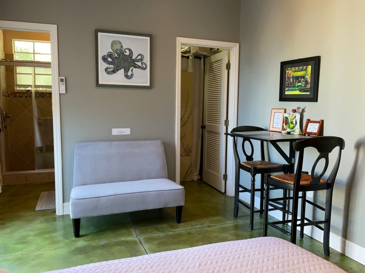 Popular Airbnb listing: Sarasota Getaway Guest House in Sarasota