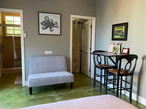 Popular Airbnb listing: Sarasota Getaway Guest House in Sarasota