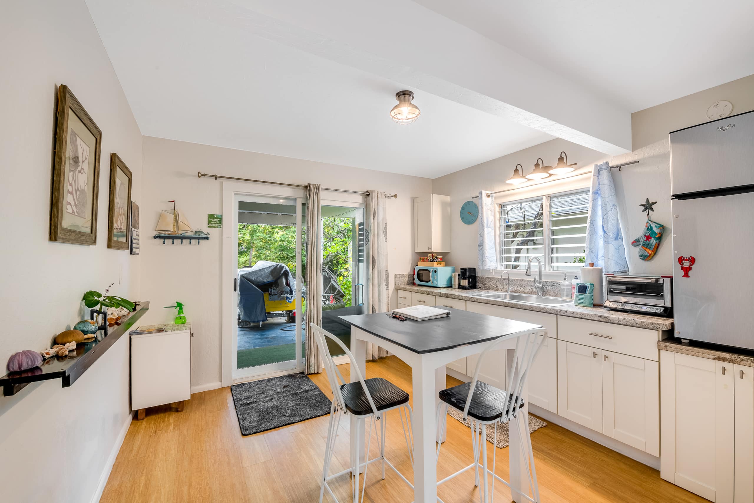 Modern, Clean , A/C - Walk to Beach + Beach Gear! - Photo 5