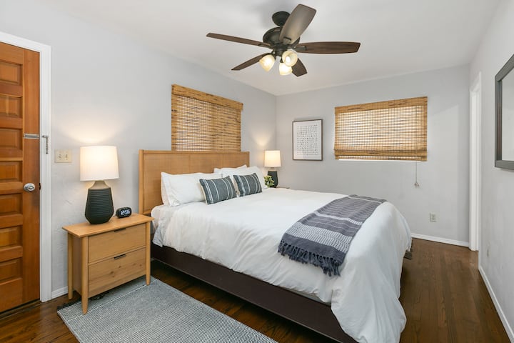Maître, lit King Size + salle de bain attenante. 
Il y a deux entrées pour le maître :
1. De l'intérieur de la maison, vous marcherez dans la chambre du milieu.
2. Depuis le patio arrière privé, entrez par la porte à gauche de cette photo.