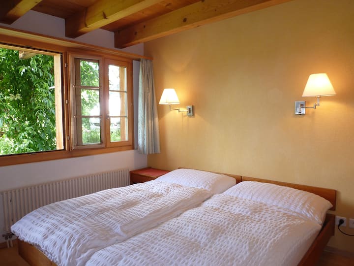 Პატარა ორადგილიანი ოთახი ხის პარკეტის იატაკით. 
Საშხაპე/სველი წერტილი ოთახში. Ოთახი მდებარეობს სასაუზმე ოთახის პირდაპირ. Შესაძლებელია დილით. რომ გესმოდეთ იქ საუზმობისას.
Წინააღმდეგ შემთხვევაში, ძალიან მშვიდი ოთახია.