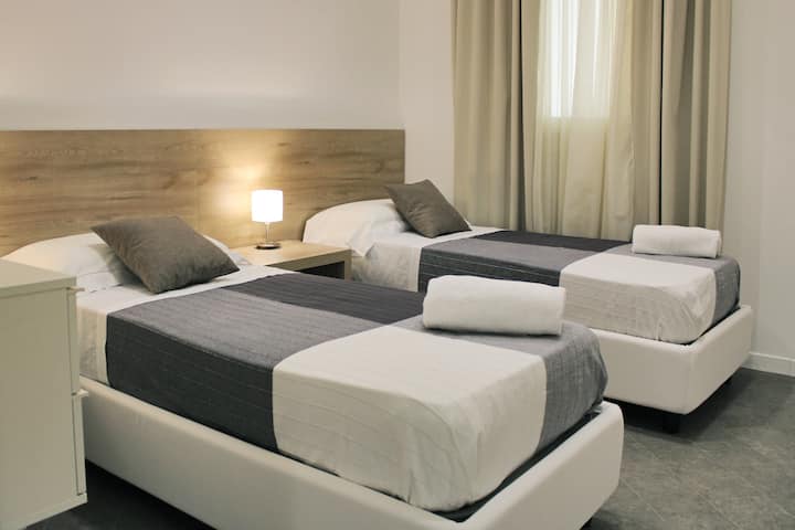 其中一间是两间卧室