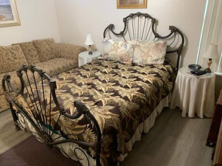 Chumba Mahiri cha kulala kilicho na kitanda aina ya queen.