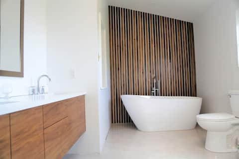 Golfers & Beach Goers Look No Further (*Hot Tub*)