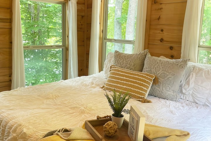 Hoofdslaapkamer met kingsize bed