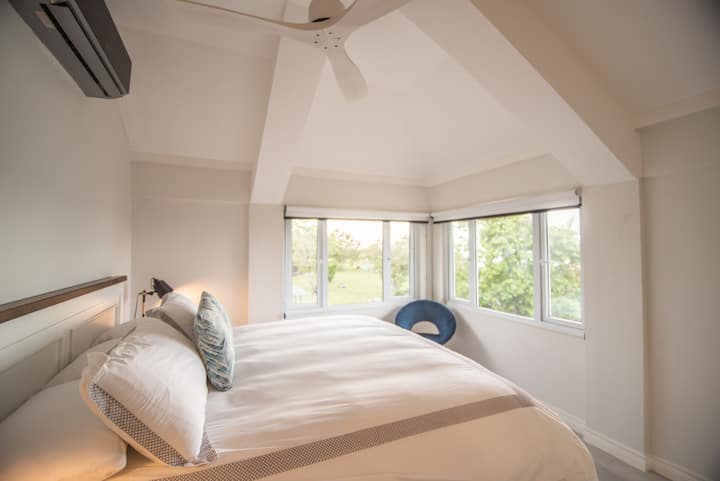 上层卧室# 1花园/海景，加大双人床，可睡2人 