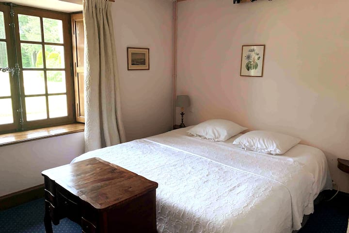 Habitación del Corzo - Planta baja casa
king bed y baño después