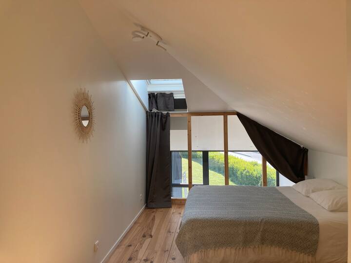 ห้องนอนที่ 2 อยู่ชั้นบนพร้อมวิวทะเล!
ม่านแบบสั่งทำสำหรับห้องนอนชั้นบนและม่านบังแสงที่มีช่องเปิดเพื่อระบายอากาศ