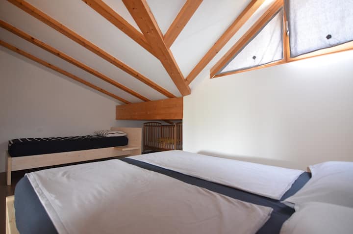 חדר שינה ראשון עם מיטה זוגית + מיטת יחיד