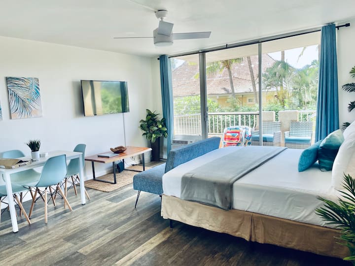 Eneo Kuu. Angalia kutoka Jikoni hadi chumba kikubwa na shabiki wa dari, AC, 50" TV