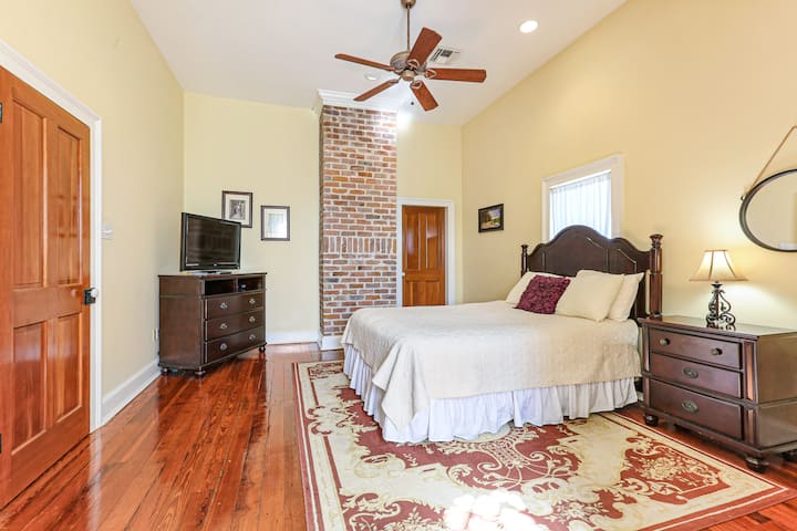 Upstairs Queen bedroom- all bedrooms have cable TV. This bedroom has a private Full bathroom with jacuzzi bathtub and tiled standup shower.