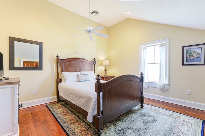 Upstairs Queen bedroom- all bedrooms have cable TV.
