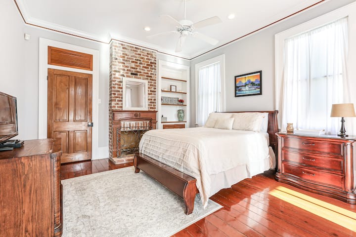 Downstairs Queen bedroom- all bedrooms have cable TV.