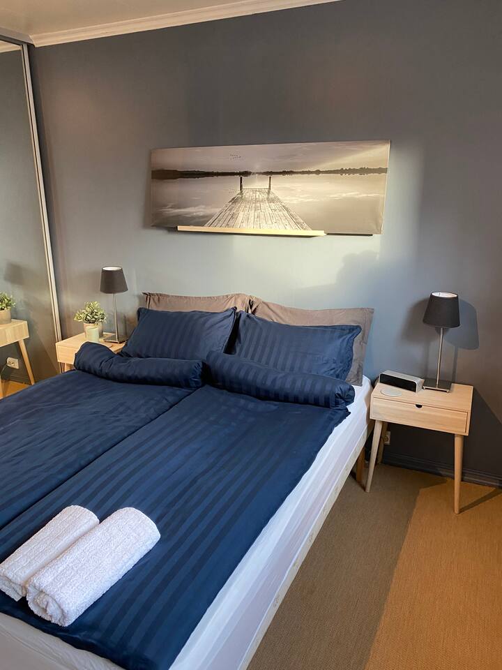 Dormitorio grande con una cama de 150x200 y una cama individual. 

Dormitorio grande con una cama de tamaño gueen y una sola cama y una cuna.