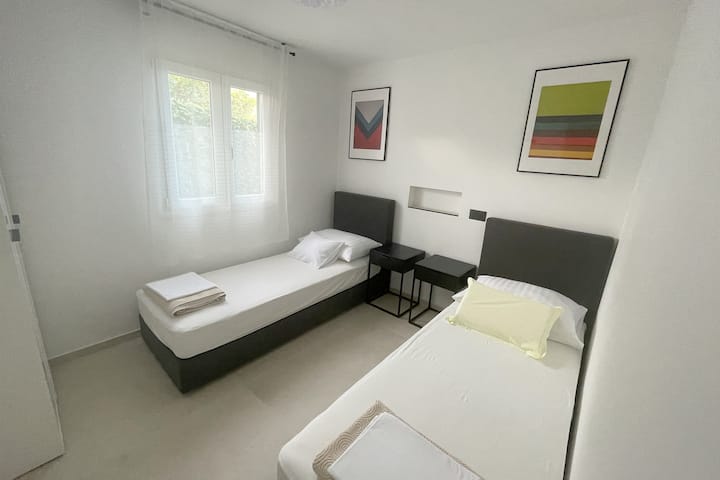 床可以作为双人床或两张独立的单人床使用。