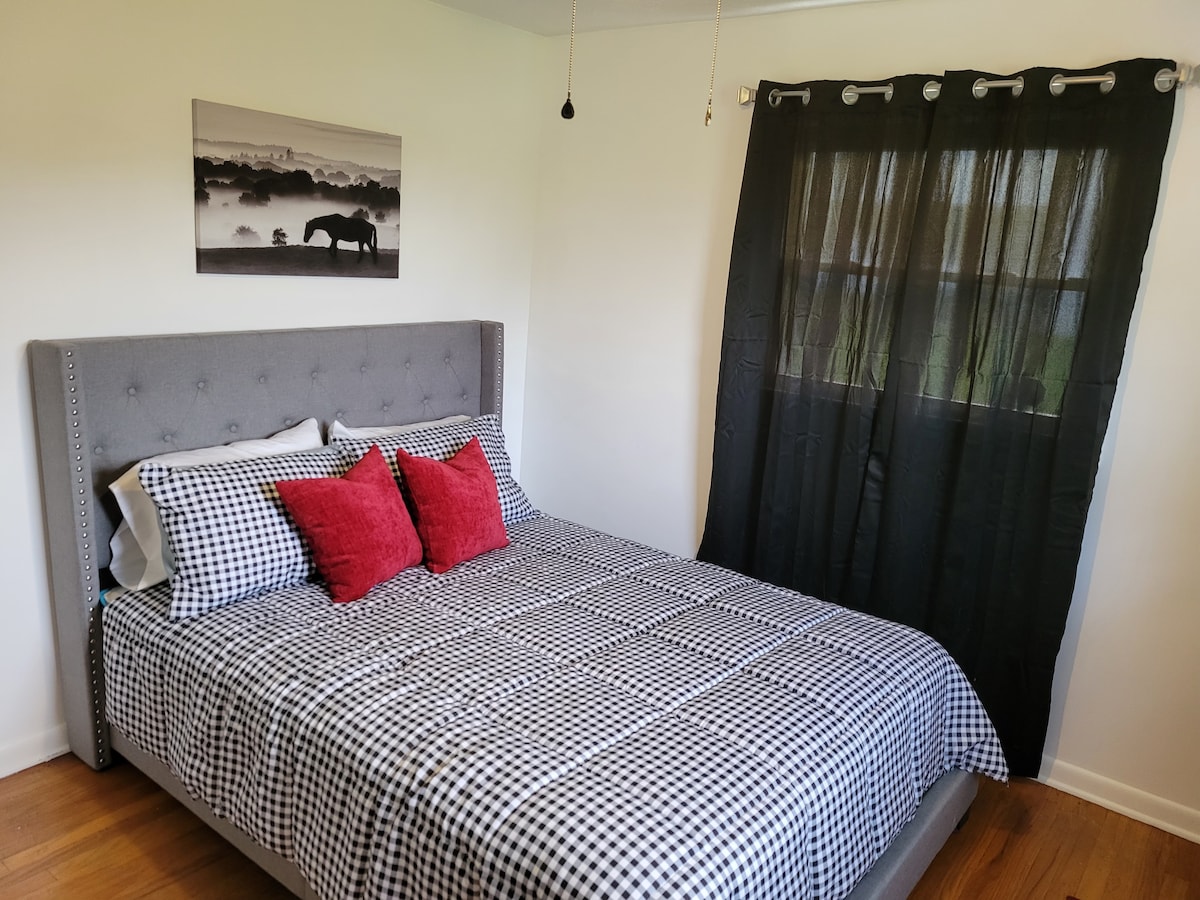 ห้องนอนพร้อมเตียงควีนไซส์และตู้เสื้อผ้า