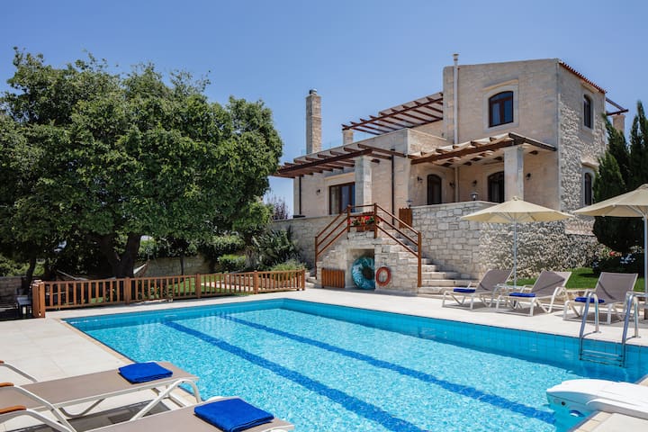 Majestic Evergreen Retreat w/ Scenic Views