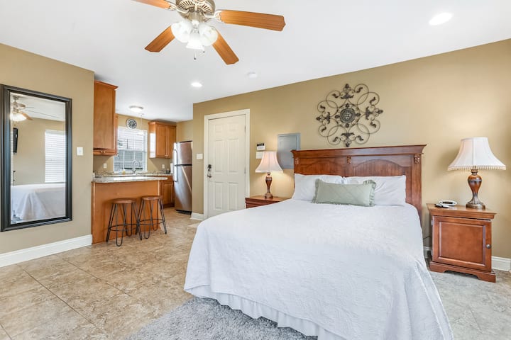 Detached apartment - Located behind the main home upstairs above the parking area. It is so cozy! It features Queen bed, full kitchen, bathroom with standup shower and laundry. I call it "My Lil Sassy She Shed".