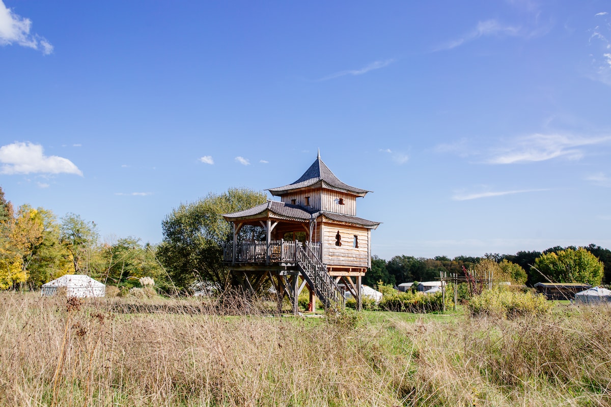 Cabane de Trappeur & Spa privatif — Nuit insolite à 205€/nuit en Gironde à Le Nizan — détail architectural