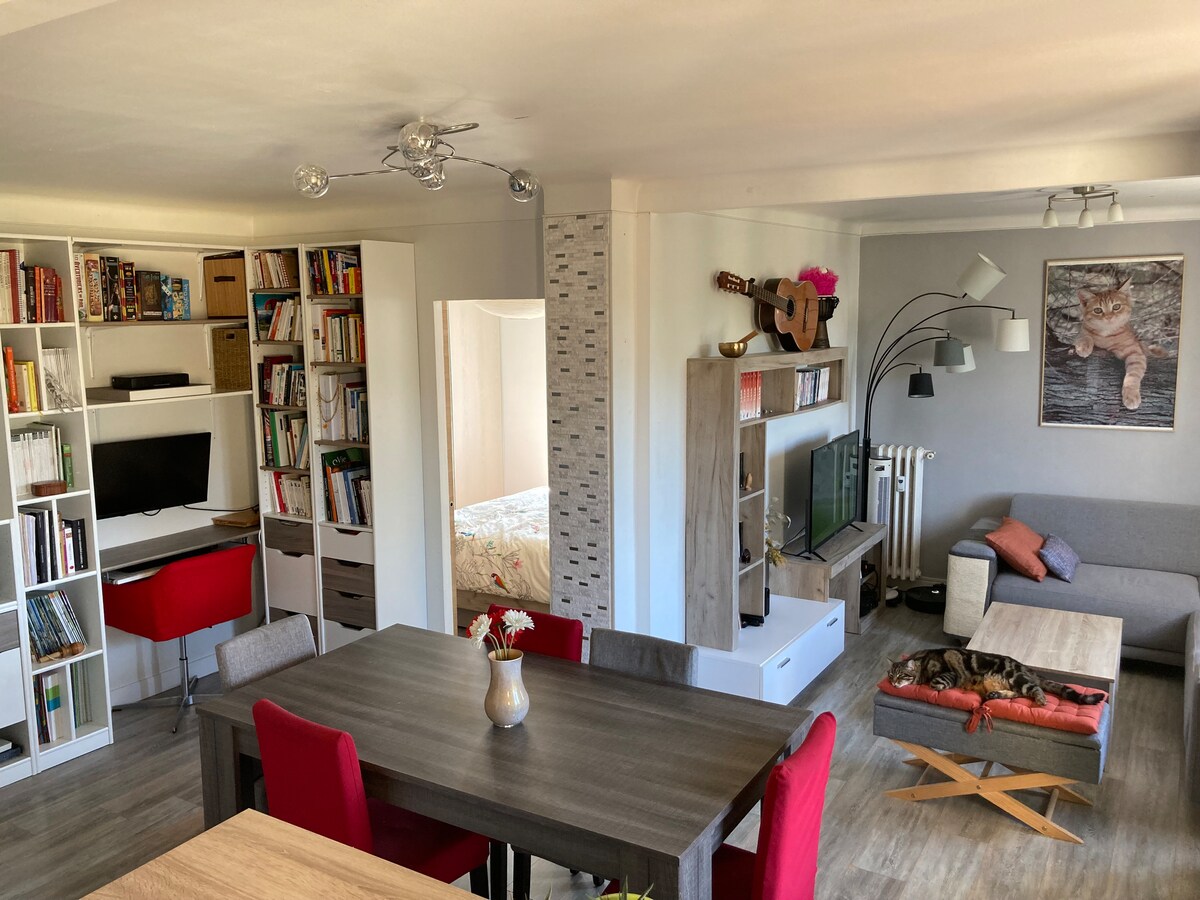 Dnevni boravak s blagovaonicom, viđen iz kuhinje