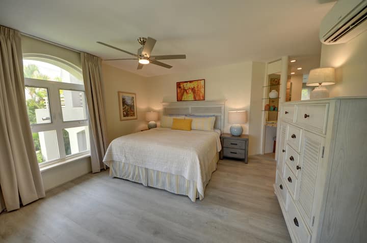 ห้องนอนใหญ่กว้างขวางพร้อมห้องน้ำในตัว