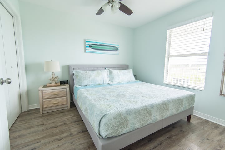 ห้องนอนใหญ่พร้อมเตียงขนาดคิงไซส์