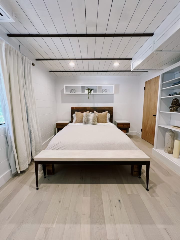 Feat.
- Uznávaná drevená posteľ a stoly od West Elm™
-Eco-Friendly Queen Matrace v partnerstve w/ Avocado™ 