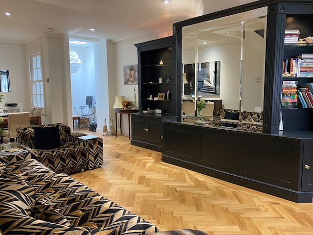 PRIME LOCATION IN MAYFAIR, 2 BED, 2 BATHRM, LUXURY gallery image 2