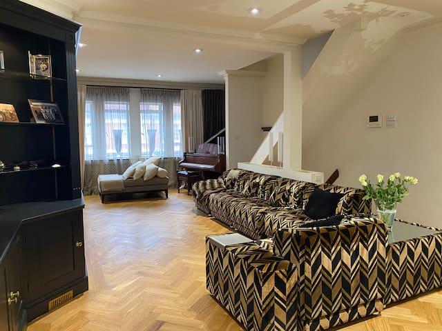 PRIME LOCATION IN MAYFAIR, 2 BED, 2 BATHRM, LUXURY gallery image 3