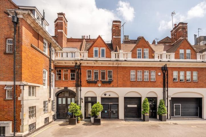 PRIME LOCATION IN MAYFAIR, 2 BED, 2 BATHRM, LUXURY