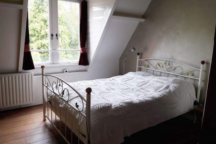 De andere slaapkamer op de eerste etage.