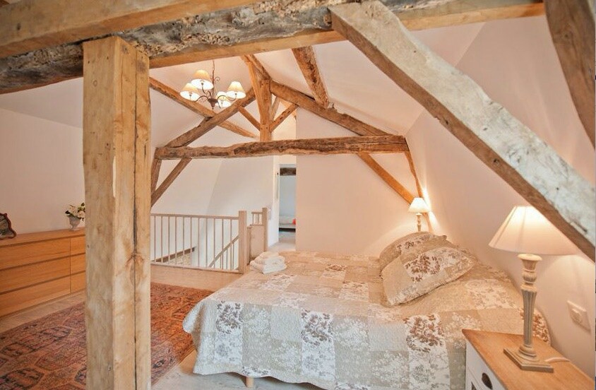 podkrovná spálňa s kúpeľňou medzi touto miestnosťou a spálňou s dvoma samostatnými lôžkami ideálnymi pre deti. Žiadna fotografia detskej izby