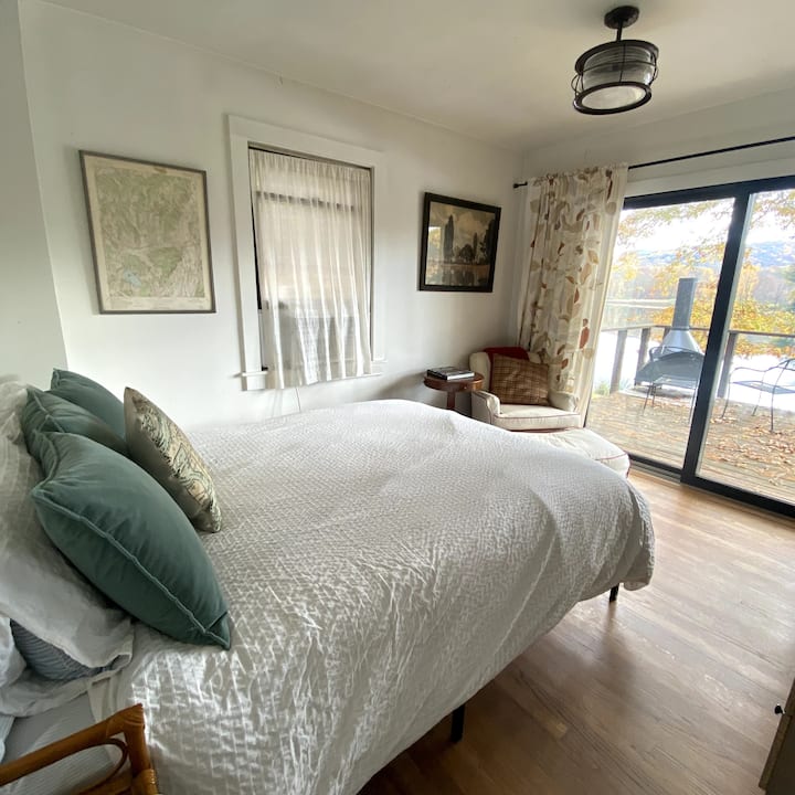 Zwei Schlafzimmer verfügen über Queensize-Betten und Schiebetüren, die den See öffnen. Aufwachen fühlt sich an, als wärst du auf einem Boot, so weit das Auge reicht.