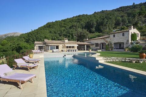 Luxurious villa with two pools and amazing views