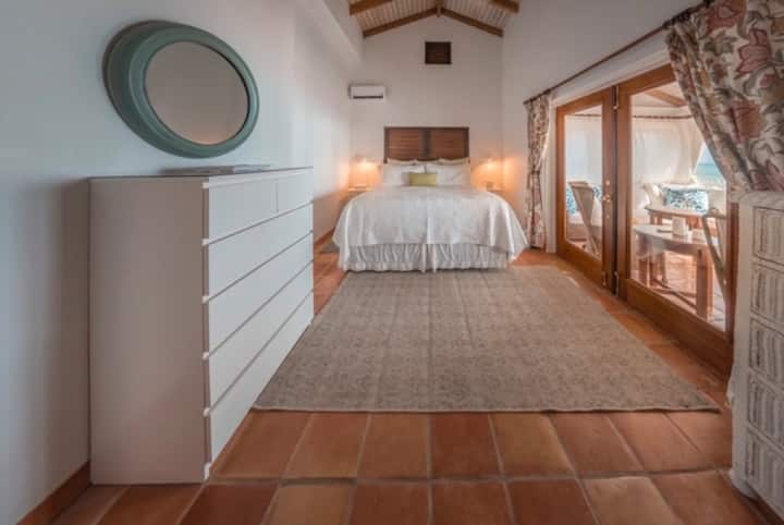 ห้องนอนพร้อมเตียงคิงไซส์ 