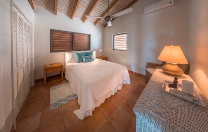 ห้องนอนที่สองพร้อมเตียงควีนไซส์ 