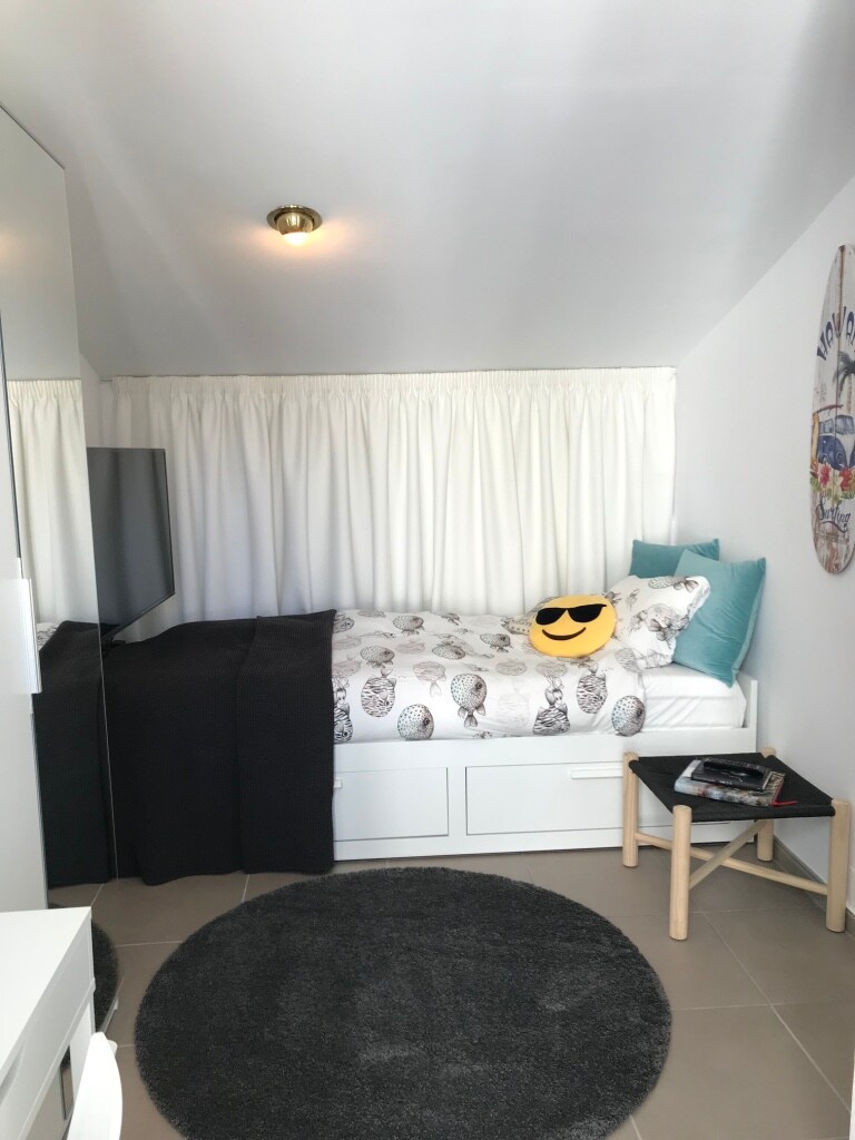 Malá spálňa na poschodí s rozkladacou posteľou 160 cm (alebo samostatnou 80 cm) a televízorom.