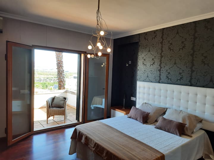 带独立卫生间的主卧，可欣赏美景的露台